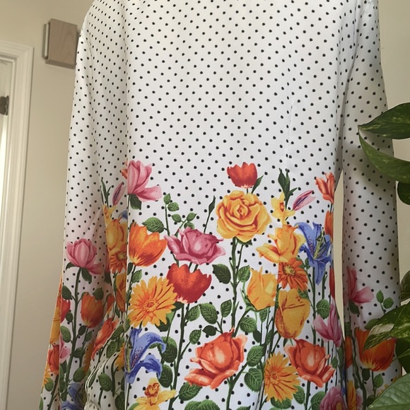 Bow tie blouse with a polka dot and flower design - Picture 7 of 8